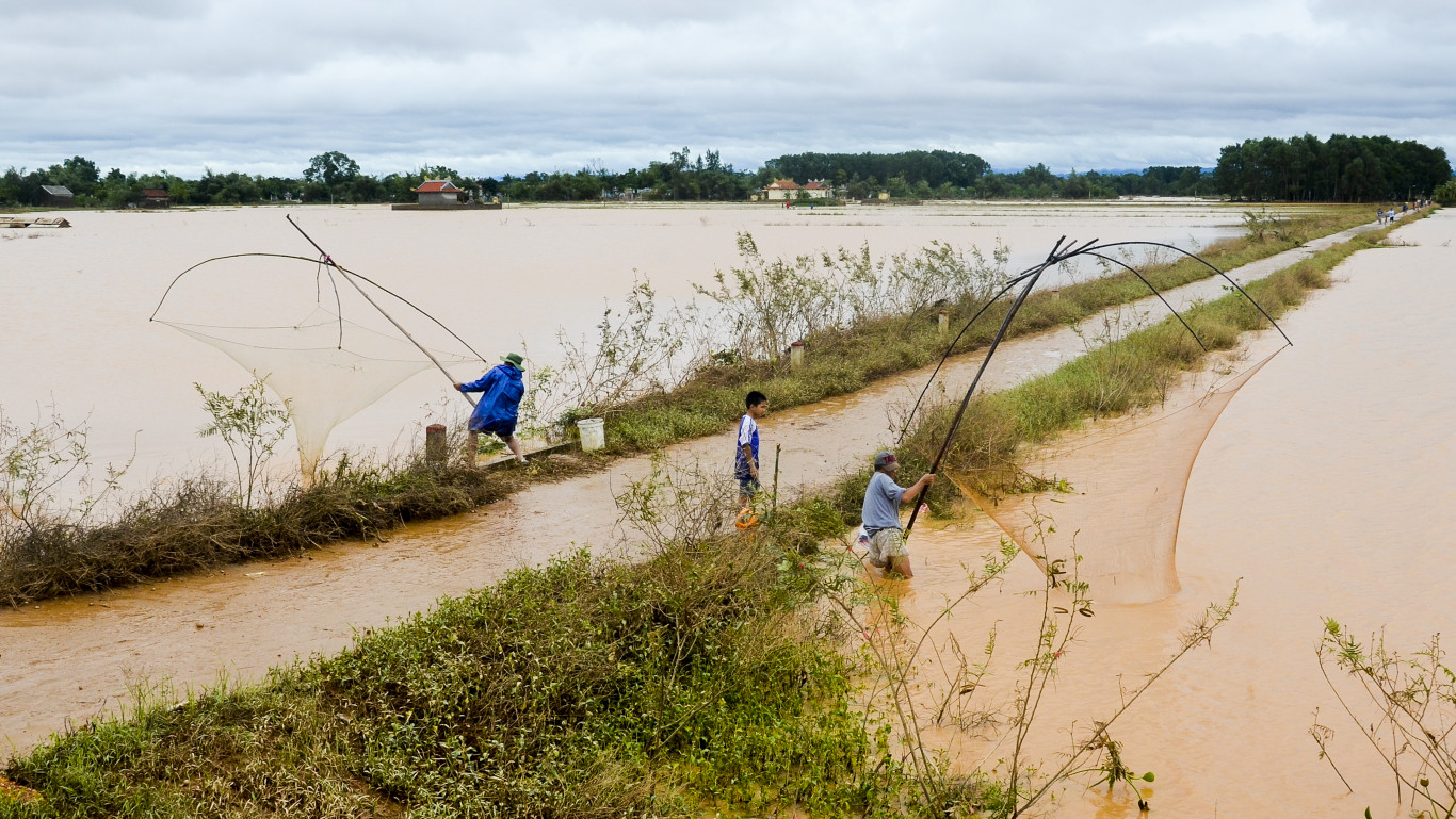 Cất rớ ng&agrave;y lụt - Ảnh: H.C.D